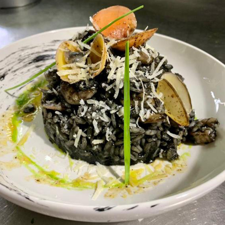 Risotto negro con camarones